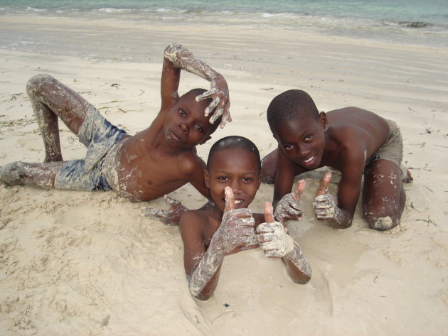 kinderen spelen in het zand