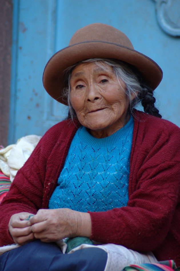 Oude vrouw op de markt van Pisac