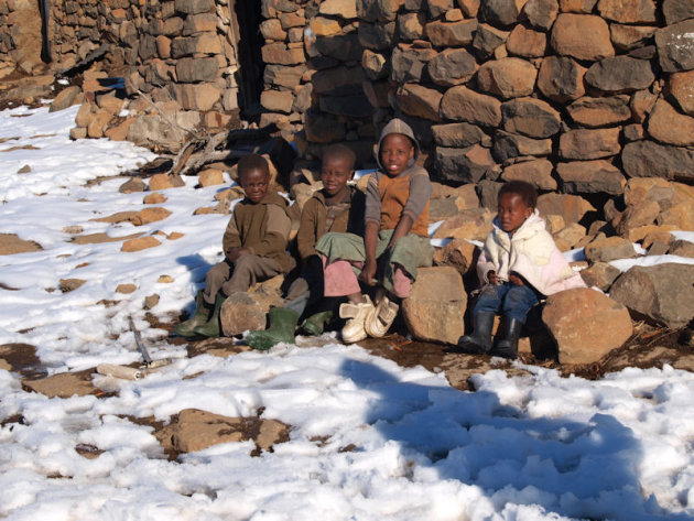 Lokale kindjes in sneeuw en kou van Lesotho