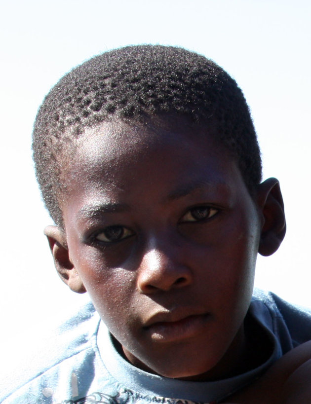 Portret jongen op het strand Mozambique