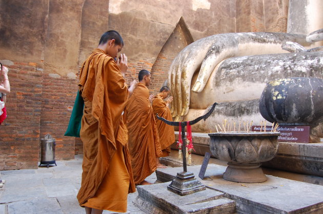 jonge monniken in tempel sukhothai