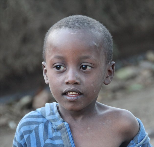 Jongetje in een buitenwijk van Arusha, aan de voet van Mount Meru