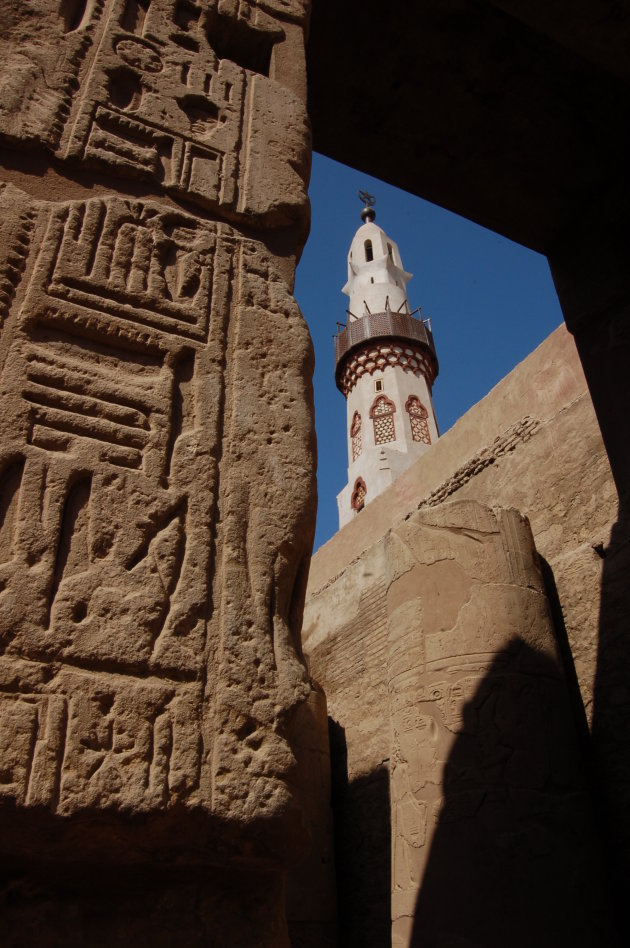 Tempel doorkijkje op kerkje - Luxor, Egypte