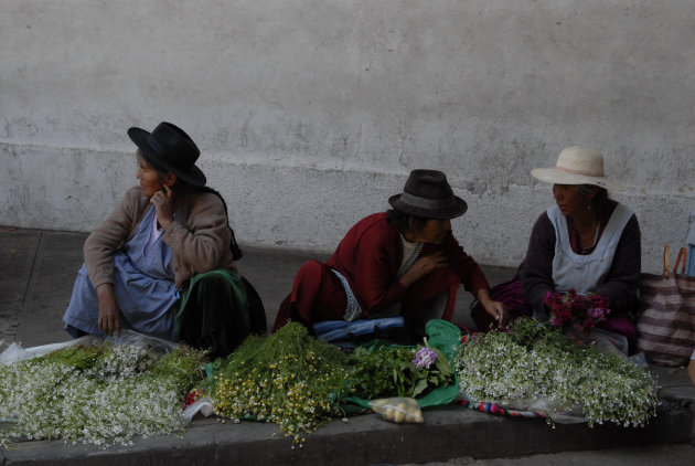 Peruaanse vrouwen op markt in Sucre, Peru