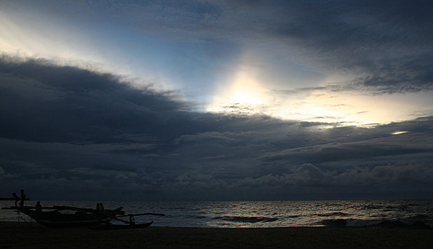 De zon gaat onder boven Hikkaduwa Beach