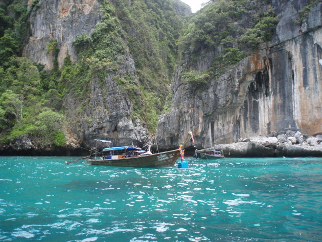 Longtails op het turquoise water rond Phi Phi Ley