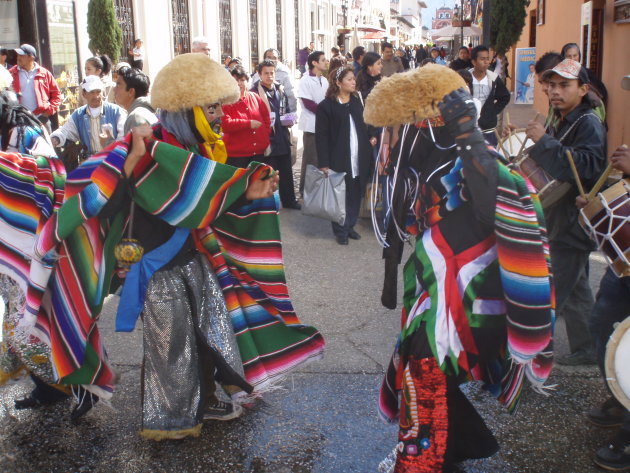 Kleurrijk feest in de straten van San Cristobal