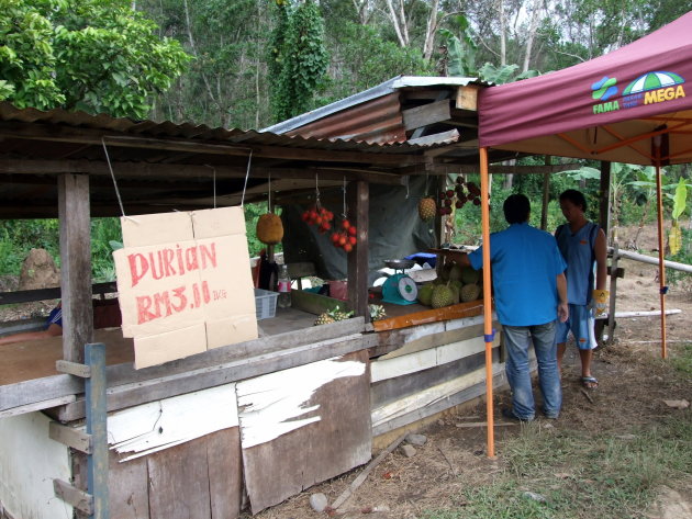 Durian fruit stall langs de weg