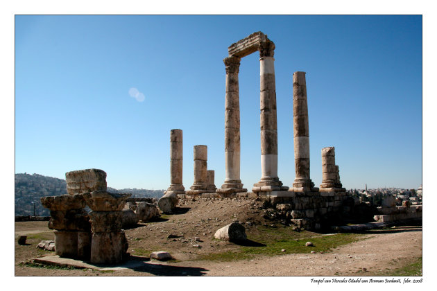 Tempel van Hercules met drie enorme zuilen.
