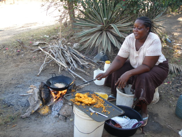 Vrouw bakt aardappeltjes