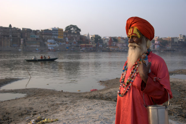 Zonsondergang over de Ganges in Varanasi