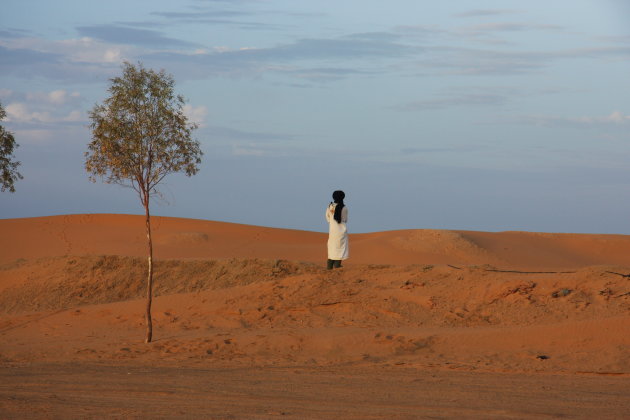 Man zit eenzaam aan de rand van de woestijn
