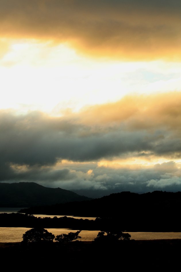 dramatisch lichtspel bij zonsondergang Lake Arenal