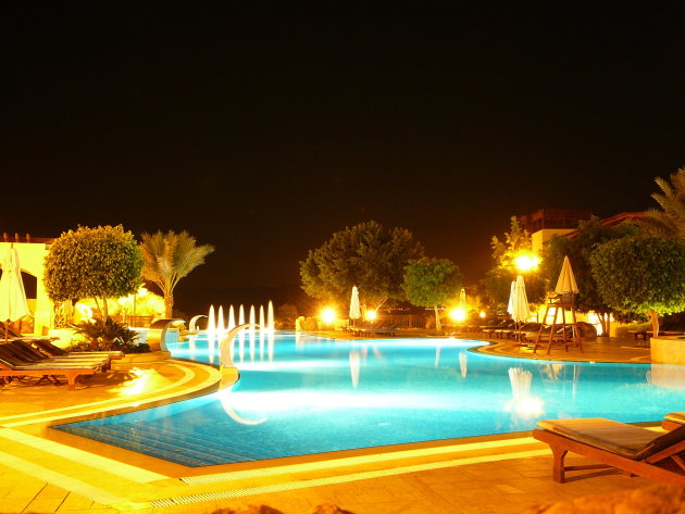 Zwembad van Mariott hotel in Jordanie