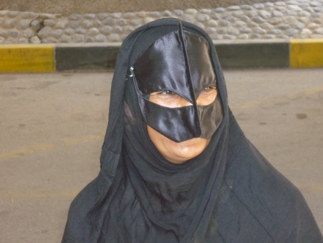 vrouw met snavelmasker in Oman