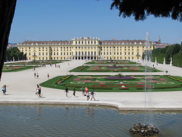 de Schloss Schönbrunn op een warme zomerdag