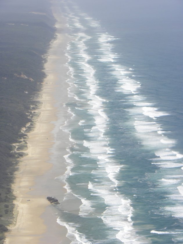 De kustlijn van Fraser island vanuit de lucht