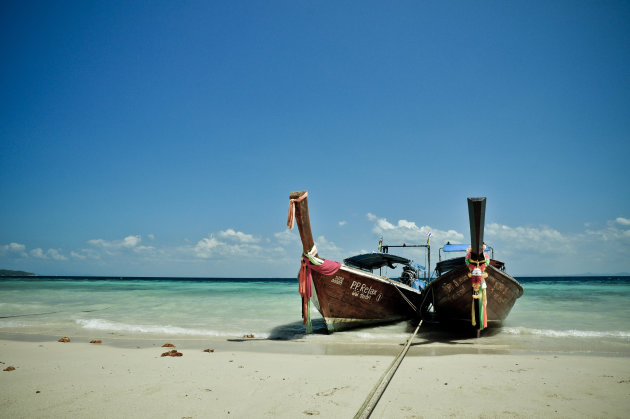 Longtailboten op het strand van Koh Phi Phi Don