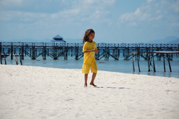 Meisje op het strand op Mabul Island, Borneo