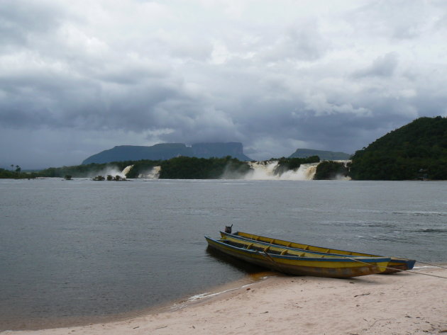 Kabbelende bootjes bij woeste watervallen in Venezuela