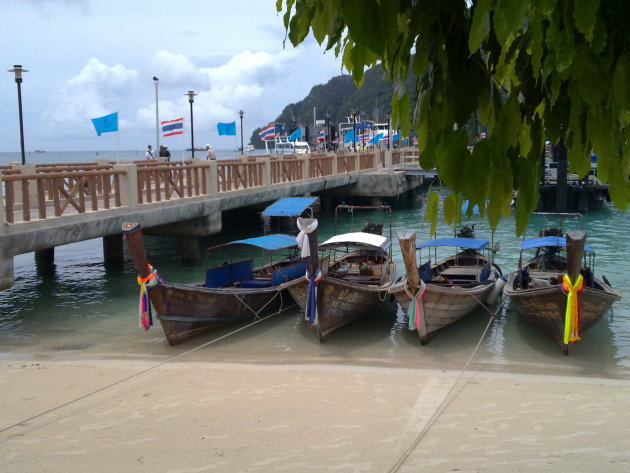 Longtailbootjes bij de steiger op Phi Phi Don
