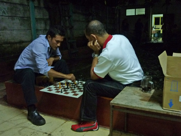 Playing chess in minimum light