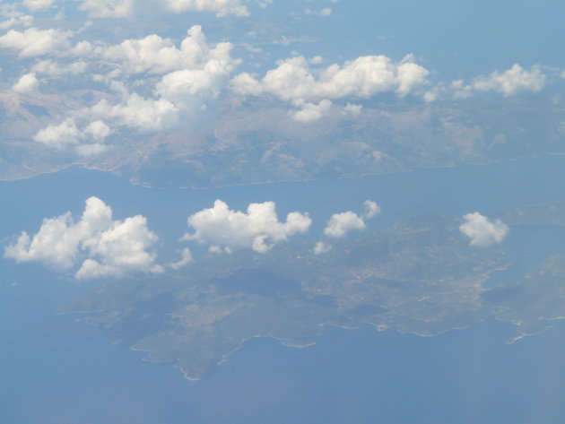 Op weg naar Griekenland, vanuit het vliegtuig zijn de eerste eilanden te zien