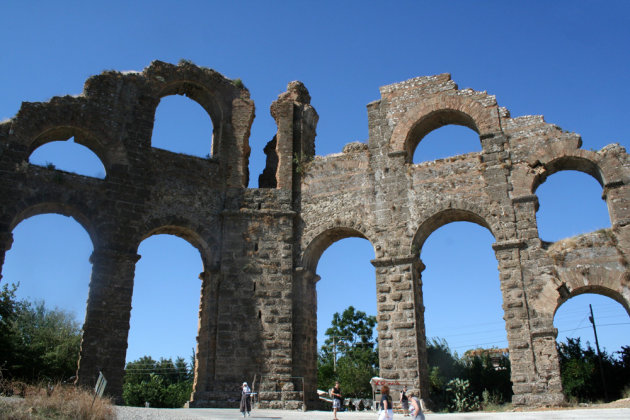 De overblijfselen van het aquaduct van Aspendos