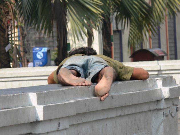 Slapende man op het plein der doden