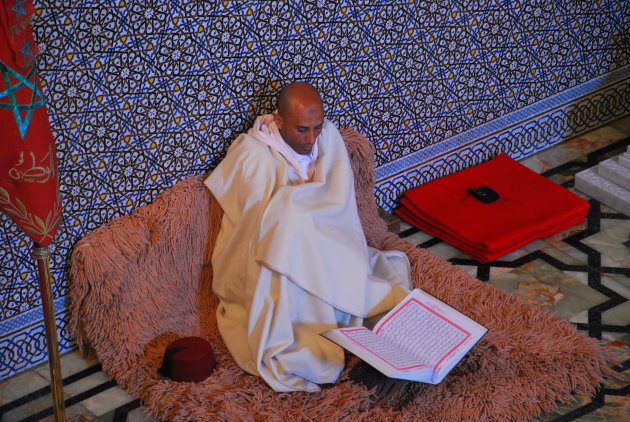 Koranlezer bij graftombe van koning Hassan II