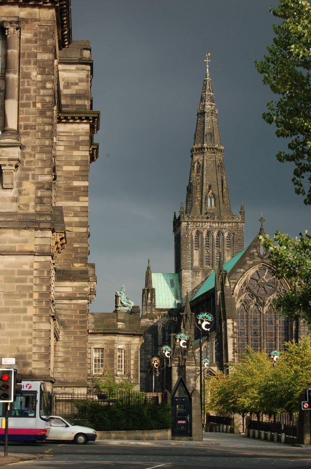 Kerk Glasgow met onweerslucht
