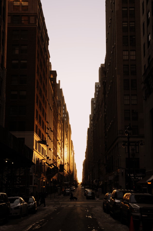 zonsopkomst tussen de gebouwen van de 35ste straat in New York city