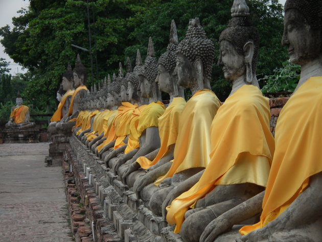 Buddha's in oranje gewaden