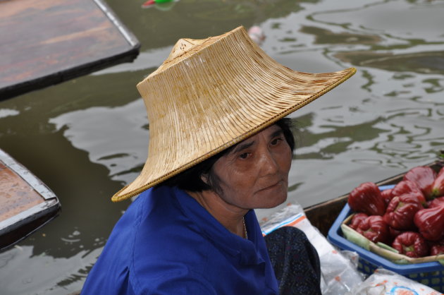 Droevig kijkende vrouw bij Floating Market