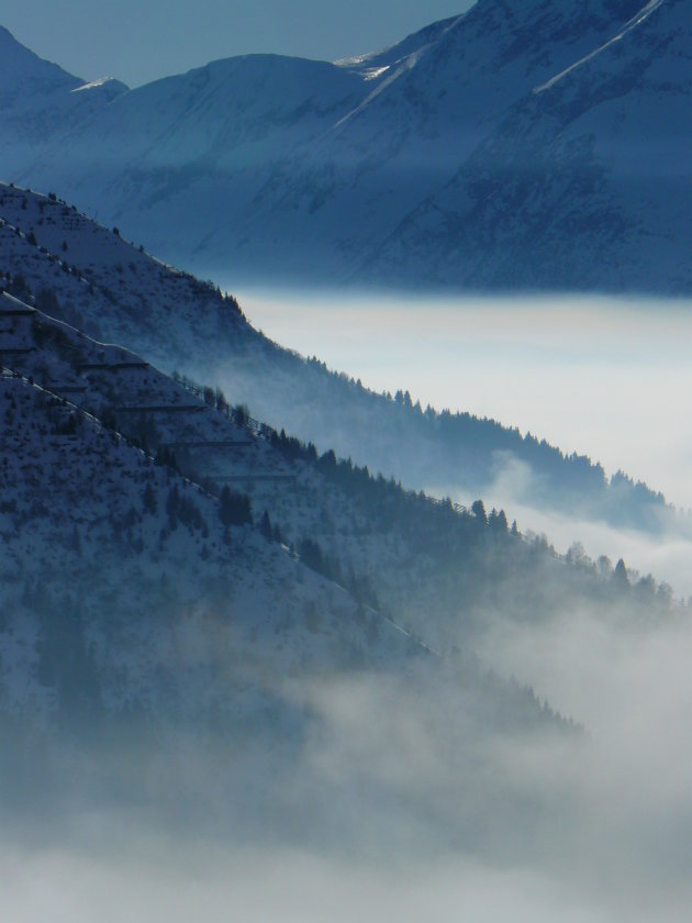 Besneeuwde bergen in de mist, Frankrijk