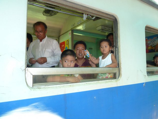 Thaise familie in de trein 