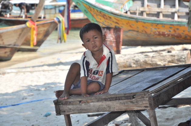 Thais zeezigeunerjongetje op Koh Phi Phi
