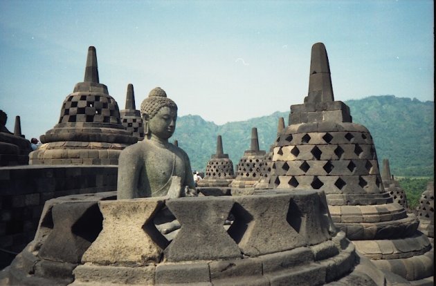 Borobudur, zicht op de stupa's