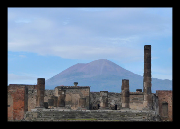 Pompeï met op de achtergrond de Vesuvius 