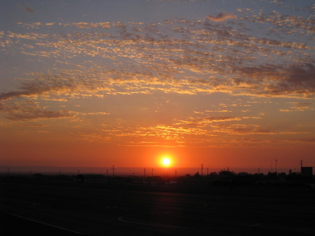 Op het vliegveld bij Nasza een mooie zonsondergang