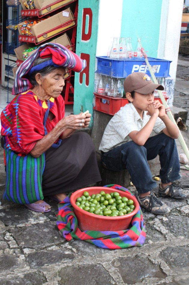 Moeder en zoon (emotieloos) op een markt in San Pedro