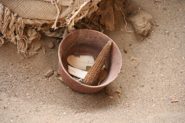 Offering bij mummie bij Chauchilla