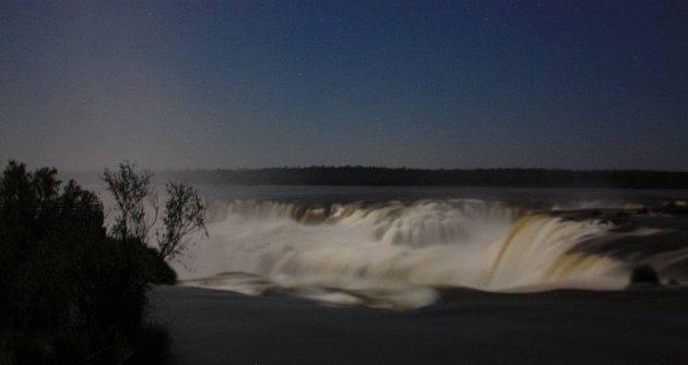 Iguazu watervallen bij volle maan