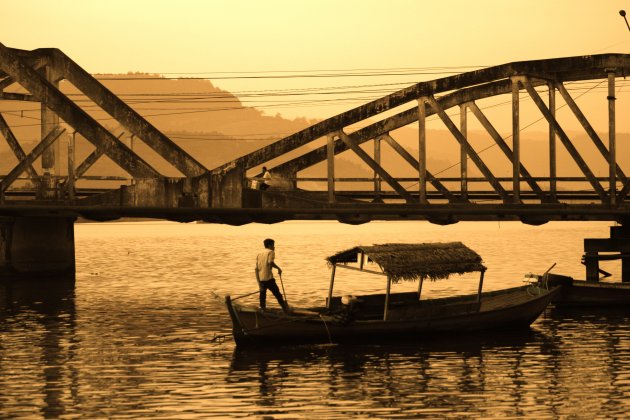 Een zonsondergang aan de rivier in Kampot