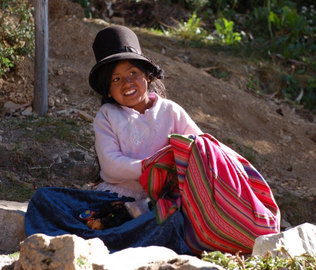 Indianenmeisje op Isla del Sol in Lake Titicaca.
