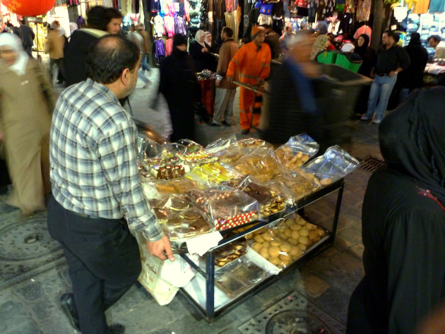 Damascus markt waar een man zijn koopwaar aanbied