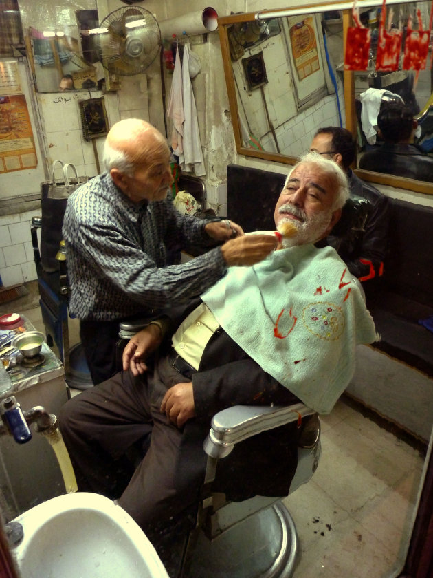 Man bij kapper in Damascus