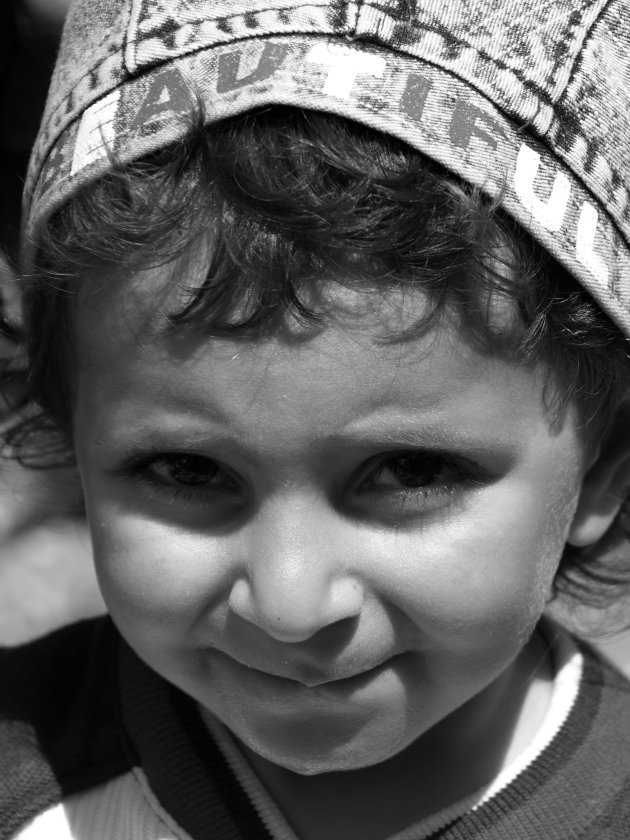 Armeens meisje kijkt strak in de lens