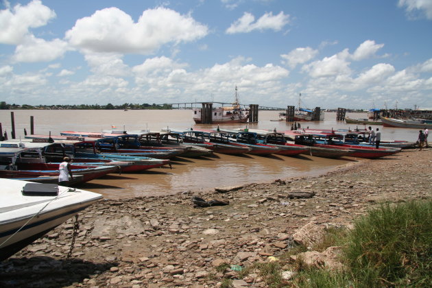 Vissersbootjes in Paramaribo