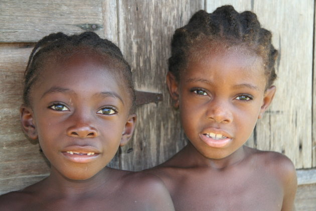 Twee prachtige kindjes in de jungle van Suriname